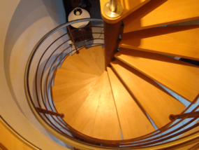 Illustration Escalier hélicoïdale intérieur marche bois