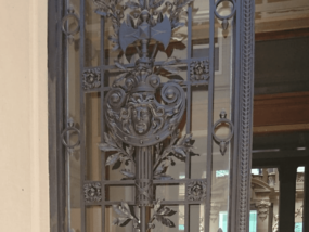 Illustration Grille & rénovation de la porte du tribunal